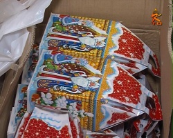 Дед Мороз и Снегурочка вручили подарки подопечным акции "Праздник в каждый дом"